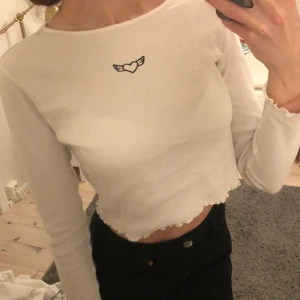 Söt topp🤍 - Söt croppad topp från HM utan defekter<3 