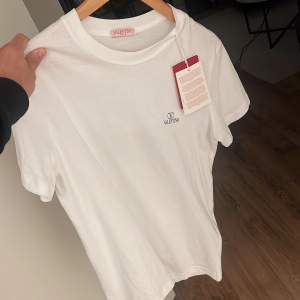 Helt ny valentino T-shirt Nypris över 4000 Säljer för 1650