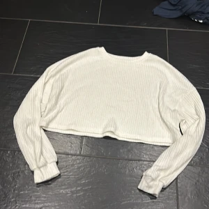 Tröja  - Vit tröja bred över axlarna 