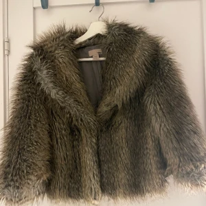 Pälsjacka  - Jättefin pälsjacka jag köpt här på plick. Aldrig använd och i jättefint skick. Armarna är något korta men det gör inget tycker jag😍