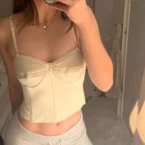 superfin vintage korsett top i satin bra skick  knappt använd  skulle säga att det passar S-M   skriv för fler bilder/frågor ⭐️