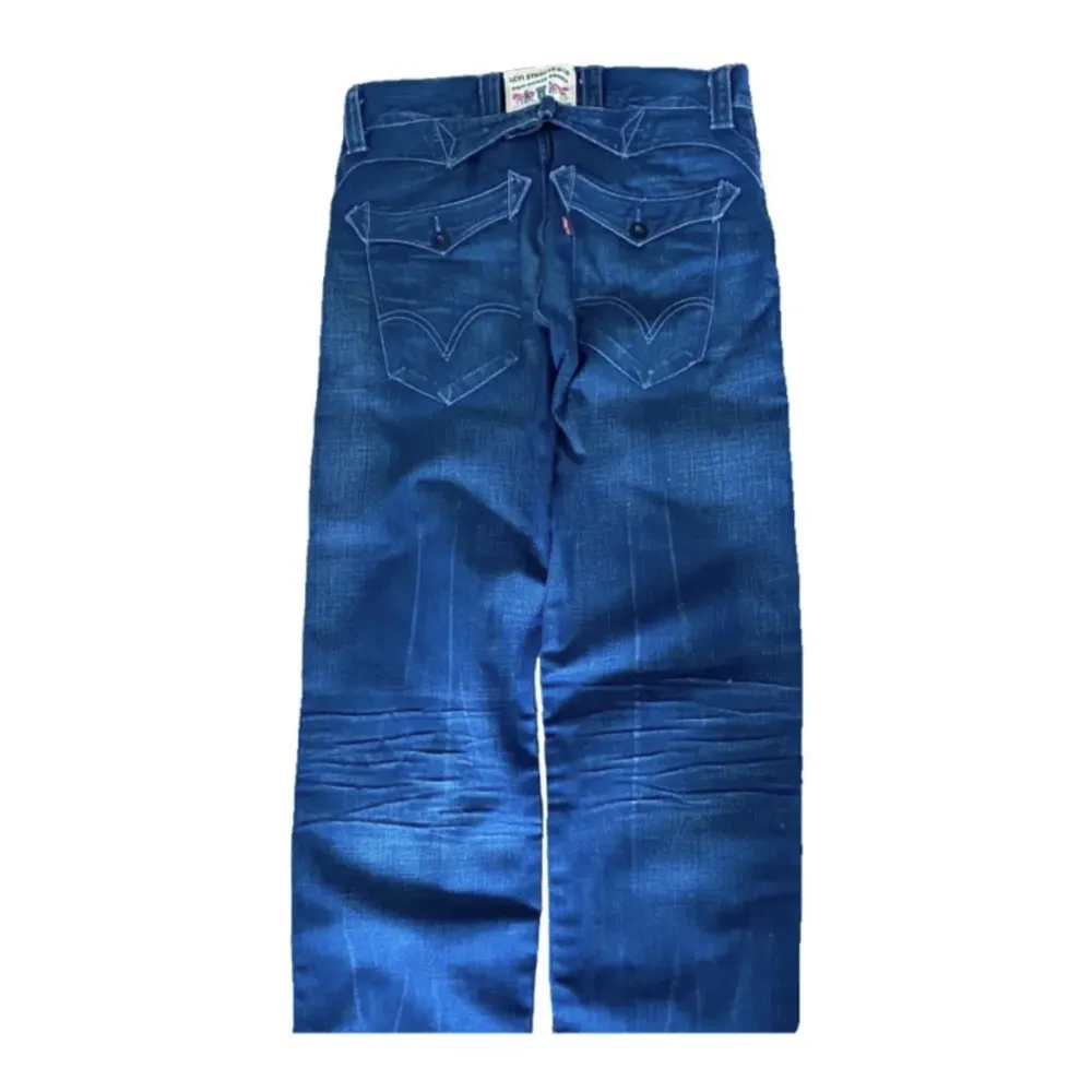Vintage Levi’s jeans med coola fickor. Jeansen är i mycket bra skick utan fläckar eller skador. Känn dig fri att fråga om du undrar något!. Jeans & Byxor.