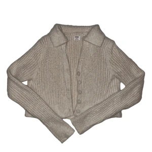 Kofta - Cremevit kofta i fluffigt material. Supermysig och mjuk! Sparsamt använd