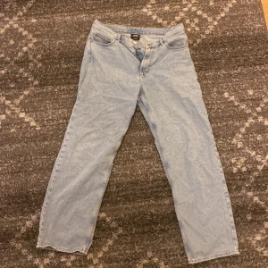 Regular/Baggy jeans från junkyard - Jeansen är i bra skick Dom är ljusblå med inga täcken på slitage För bättre referens är personen på bilden 187cm