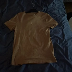 Ralph Lauren tröja - Säljer min Ralph Lauren tröja pågrund av att den växt ur mig. Den är knappast använd pågrund av att jag köpte den i för liten storlek. Storlek S (Köpt på johnells för 800kr)