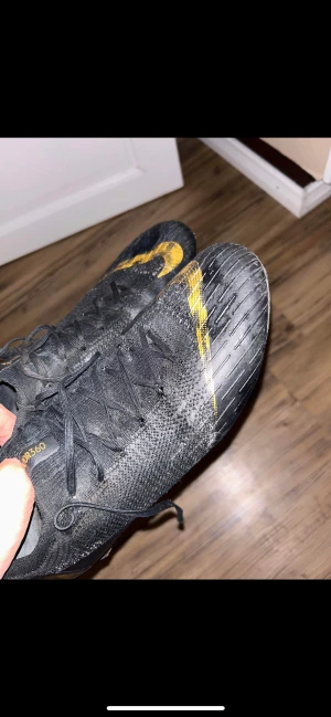 Nike vapor mercurial fotbollskor - Storlek 45 Nike vapor mercurial 12 lux  FG dubbar använda med en liten spricka på sidan därav priset