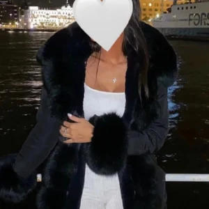 Fatima parka jacka  - Säljer denna Fatima parka jacka med äkta päls som är i jättebra skick, den värmer så mkt och den sitter jätte bra på, har haft den ett tag men de är ej min stil längre, är öppen för byten och priset kan diskuteras❤️