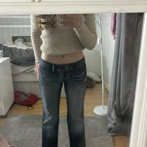 Low waist jeans - snygga blåa jeans low waist bc,för stora men jätte fina och bra färg💕