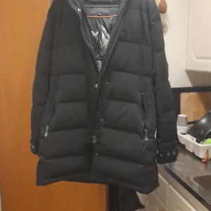 Vinter jacka använd 2 ggr - Absolut inge fel på jackan fint skick varm med luva