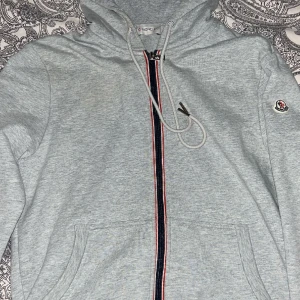 Moncler Original - Storlek S  Skick 8/10 Inga hål eller skador Ser fläckig ut på bilden men det är den ej.