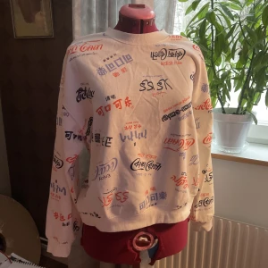 H&M x Coca-Cola sweater - A sweater from hm Never used Original price 300kr Price is negotiable 