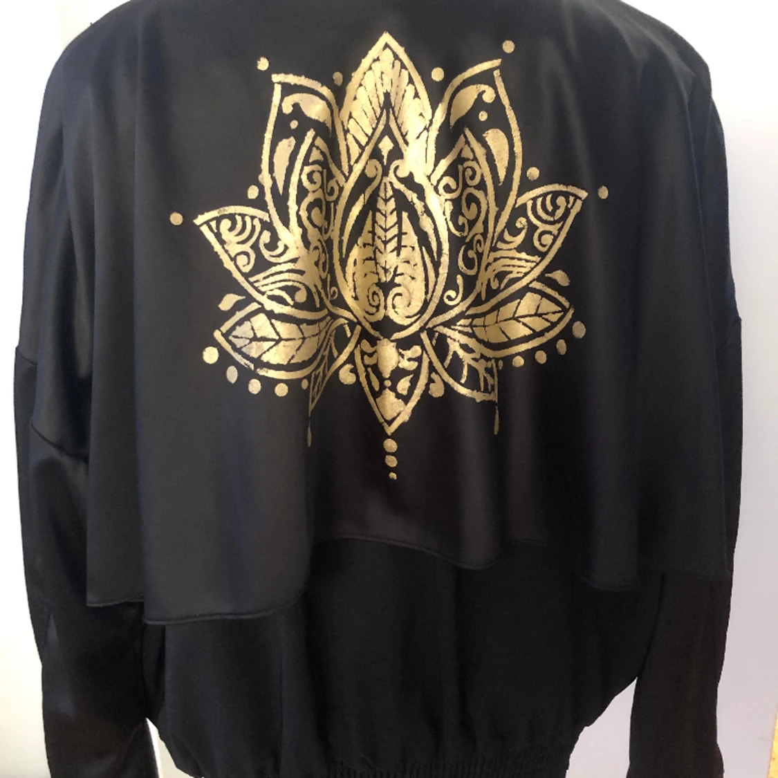 Annorlunda bomberjacka med lotusblomma - 90