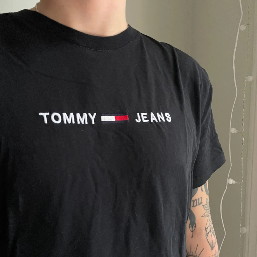 Svart t-shirt från Tommy jeans 🌞. T-shirts.
