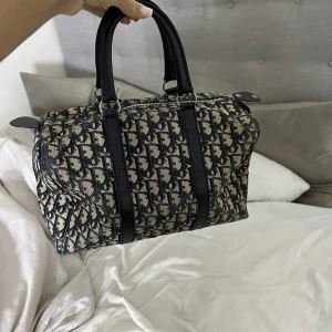 Dior väska - Dior Bowling bag som ej finns att köpa längre, så fin och funkar både till vardags men även på en liten trip. Skriv för fler bilder och pris går att diskuteras. Väskan är självklart äkta
