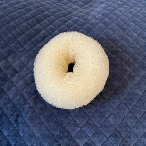 Hårmunk - En ljusfärgad hårmunk. Har aldrig använts ✨. (Frakt ingår ej)