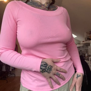 Rosa topp - Stretchig topp med superskönt material, köpt på textile fashion center i borås. storleken varierar från s-l