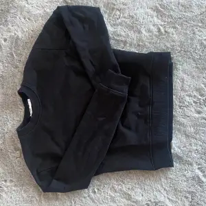 en svart sweatshirt från NAKD i storlek xxs 🩷