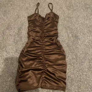 Säljer denna bruna klänningen ifrån Hm. Den är inte alls använd. Original pris 250. Skriv privat för flera frågor! Köparen står för frakten!💕