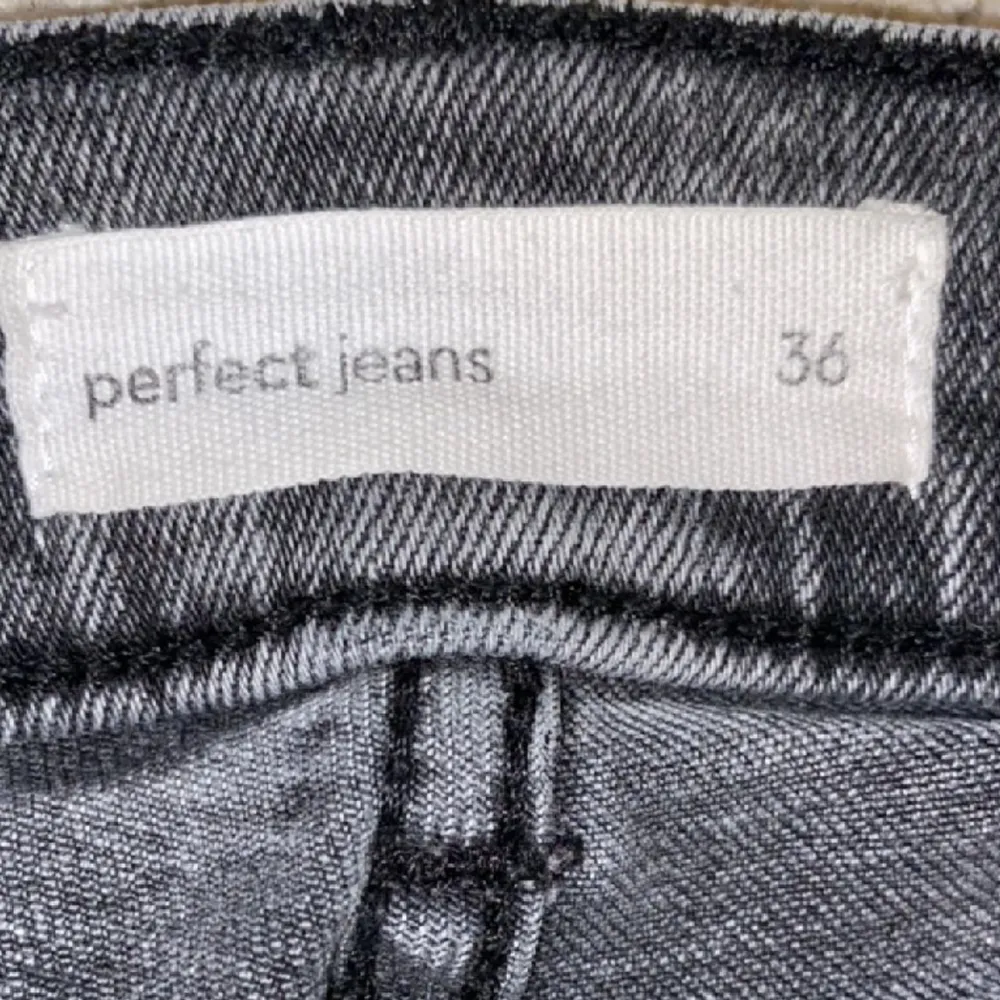 Säljer mina fina lågmidjade bootcut jeans från Gina tricot, dom ser ut att va slitna men dom är så i färgen, fast kan va lite slitet någonstans eftersom jag har använt dom mycket, men inget som syns.💗 Nypris: 499 kr. Jeans & Byxor.
