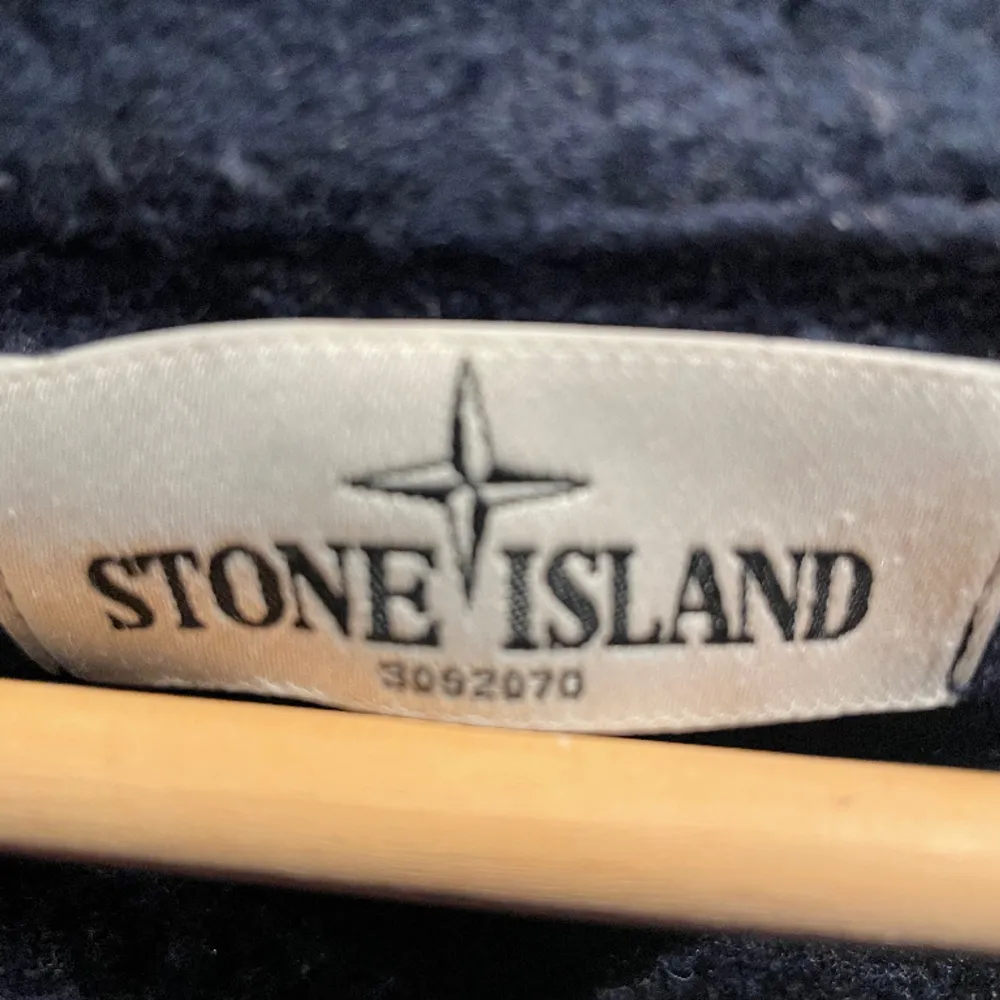 Säljer nu denna asfeta Stone island pullover i bomull. Skicket på tröjan är 8/10 och den sitter väldigt bra och skönt och är självklart äkta. Storlek M. Bara att höra av er vid eventuella frågor . Tröjor & Koftor.