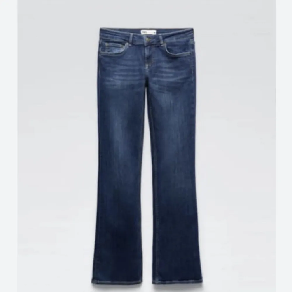 Säljer dessa zara jeans som är slutsålda i ett stepp ljusare men endå mörk blå . Jeans & Byxor.