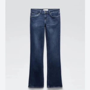 Zara jeans (slutsålda) - Säljer dessa zara jeans som är slutsålda i ett stepp ljusare men endå mörk blå 