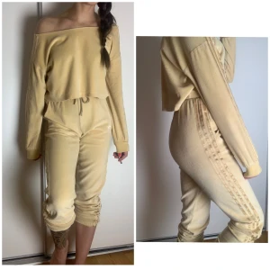 Adidas Beige/gold off shoulder set - Byxa o off shoulder tjocktröja  Sjukt snyggt set som klär de flesta  Skicket är precis som nytt 