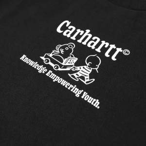 Svart Carhartt WIP T-shirt som säljes fortfarande inplastad (ordinariepris 549kr) 