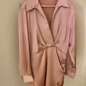 Super fin pastellrosa klänning i silke i fint skick från Zara i storlek L.
