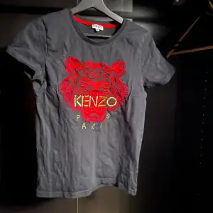 Säljer nu denna kenzo t-shirten därför den har blivit för liten. Barn storlek L (som motsvarar S i vuxen storlek. Köpt för 1600. Den är riktigt använd därav priset. Kan diskutera priset vid snabb affär. 