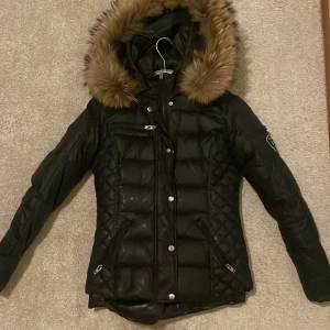 rock and blue jacka ( äkta päls) - Hej, jag säljer en jättefin jacka med  (äkta päls) köpt för 3500kr.  Den är knappt använd, köpt förra vintern.  Finns i Göteborg.  ( frakt medföljer med extra kostnad).