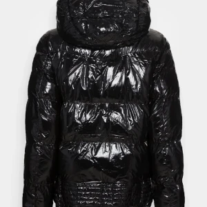 Glansig jacka från GUESS - Säljer min guess jacka då den var för liten på mig. Jackan är köpt i november 2023 och kommer inte till användning. Jackan är inte använd men om du vill så kan jag skicka bilder med jackan på! Jackan kostar egentligen 2000kr.