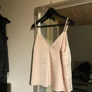 Gulligt satin linne  - Satin linne från bikbok, söt till vardags eller fest🤍🫶🏻