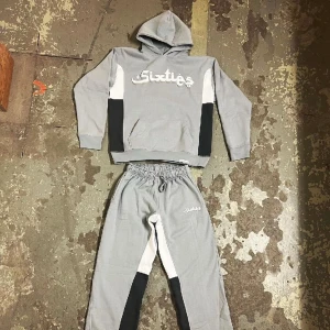 Sixties Tracksuit - Säljer min Sixties  tracksuit riktigt fin mjukisdress endast använd 1gång! Anledning: För liten. Skriv gärna vid fler frågor/bilder. 