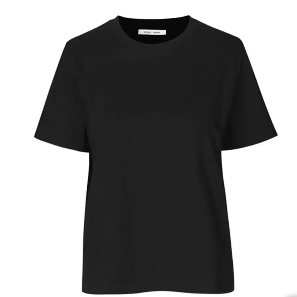 Basic svart t-shirt från Samsøe samsøe, storlek XS men lite mer avslappnad/oversized i storleken. Nypris runt 500 kr. ⭐️. T-shirts.