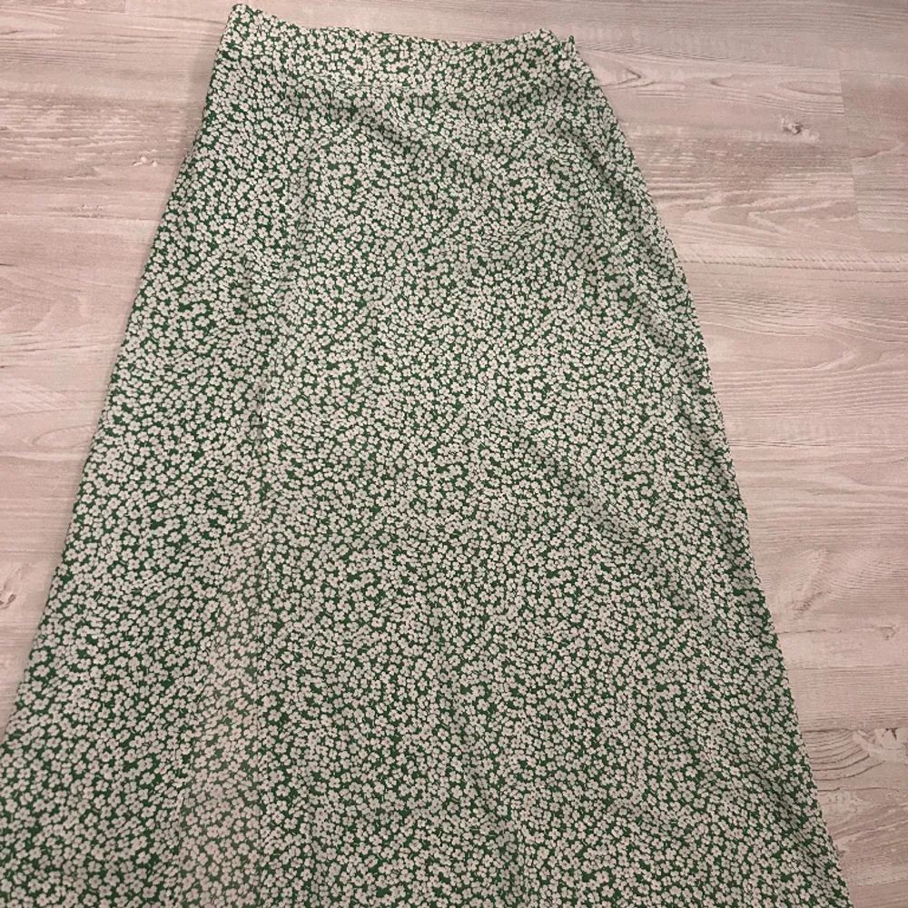 Säljer denna jätte fina ljusgröna blommiga kjol från shein. Den är köpt för runt 100kr säljer nu för 50kr. Skriv gärna vid frågor❤️. Kjolar.