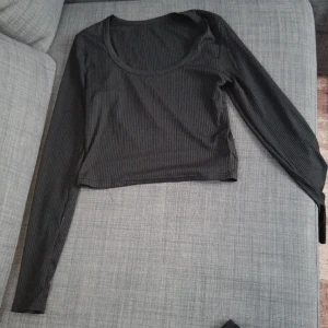 Långärmad tröja från shein. Den är lite kortare än en vanlig långärmad tröja  - Köpt för 60kr säljer för att den inte kommer till användning.