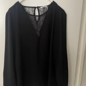 Svart blus - Fin svart blus i storlek 36. 