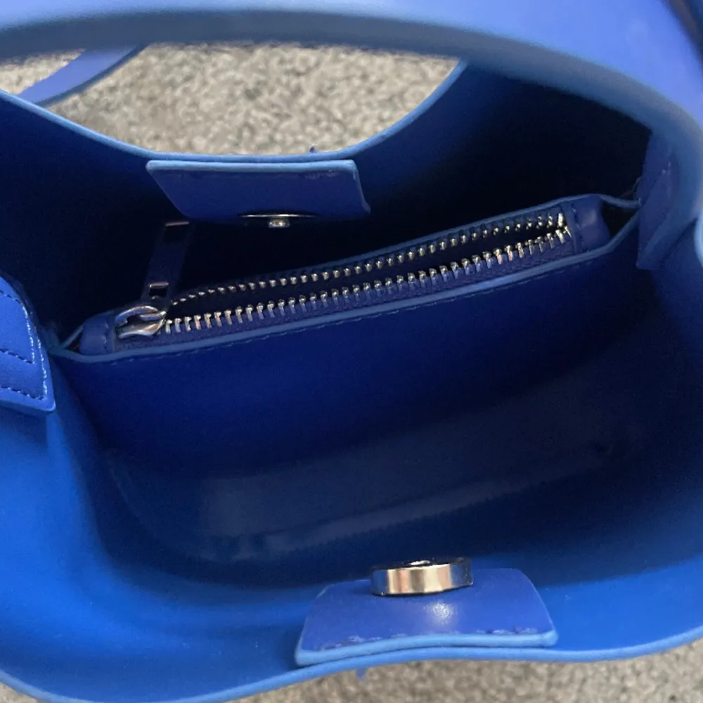 Snygg blå väska från Gina Tricot. Aldrig använd! 💙💙🩵🩵. Accessoarer.