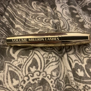 Mascara - Million lashes från loreal. Aldrig använd men har en annan sånnhär. 