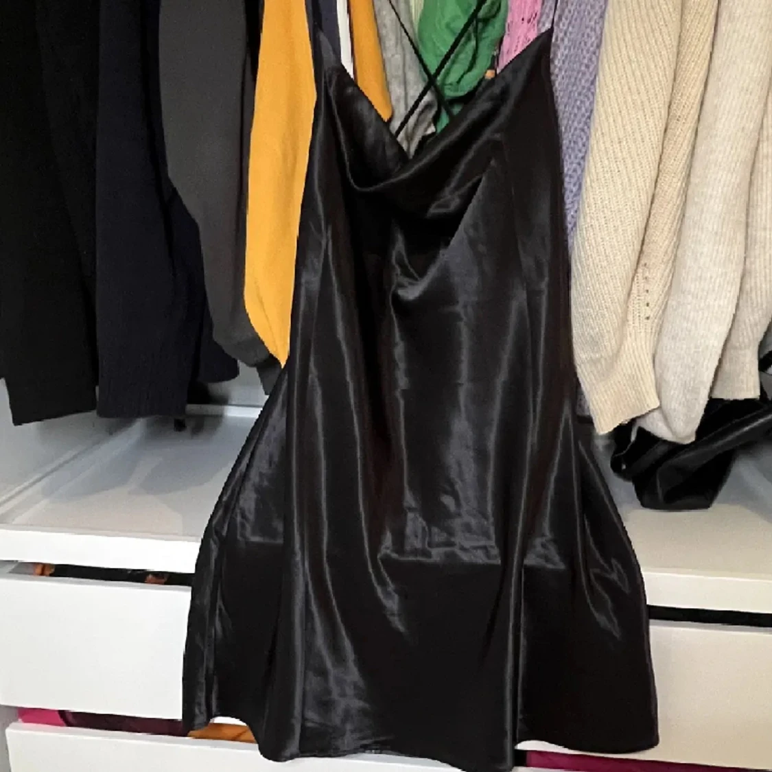 Svart satin klänning