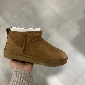 Mini Uggs - Säljer mina mini uggs, helt oanvända i nyskick och ligger i orginalkartong💗