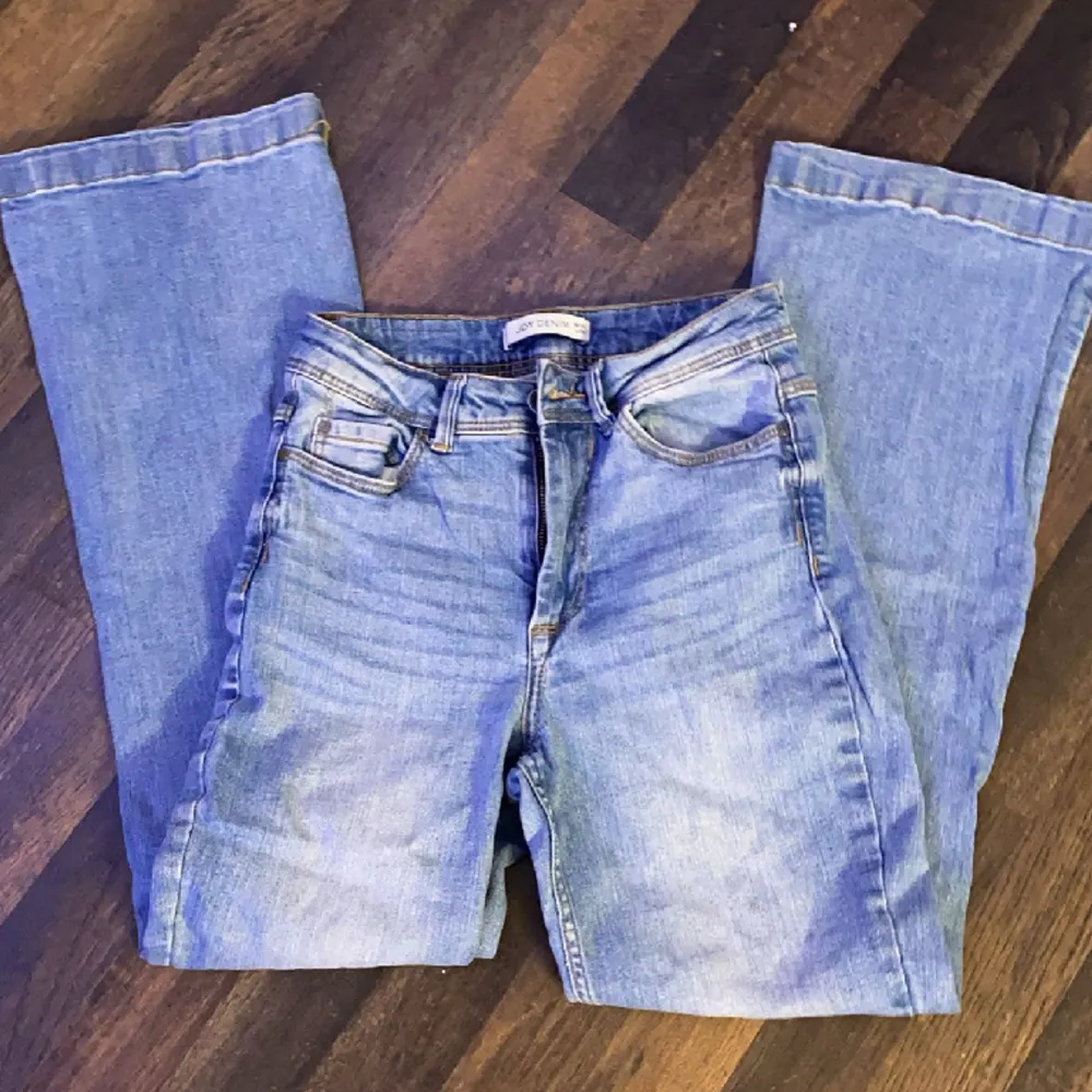 Utsvängda mid jeans från JDY DENIM w/26 och L/30 passar nån som är 160💕 . Jeans & Byxor.