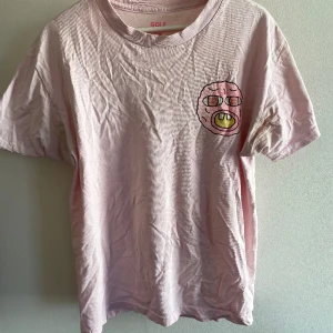 Golf le fleur cherry bomb tshirt - Tyler the creator cherry bomb find your wings t shirt. Bra skick. Trycket har gått bort lite bara (se bild)
