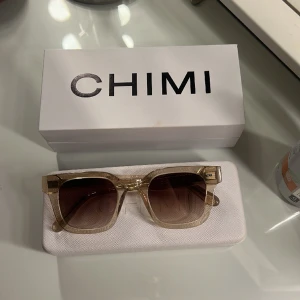 Chimi 04 - Säljer nu mina jätte fina Chimi, 04:orna i färgen Ecru, dem är använda typ 2 gånger så dem är som nya, ingen repor elr liknanden