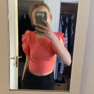 Zara topp - Ny zara tröja som inte var min stil och därför säljer jag den! Nypris 249 kr och säljs för 100kr. Om du vill ha fler bilder så är det vara att höra av er💗
