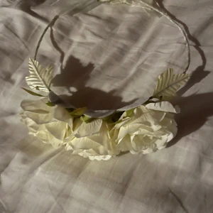 Håraccessoar - Accessoar till håret inköpt för midsommarfirandet. Men kan användas för alla årstider säljs för en billig peng. Endast använd en gång