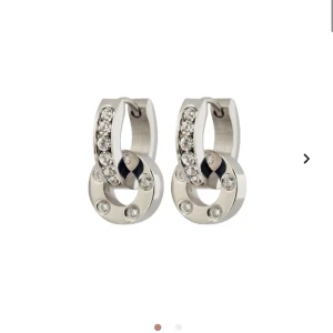 Örhängen Edblad - Silver örhängen från Edblad! Tror inte att de säljs längre. Knappt använda och tvättas innan jag skickar!💞Kolla in mina andra inlägg med Edbald smycken😚