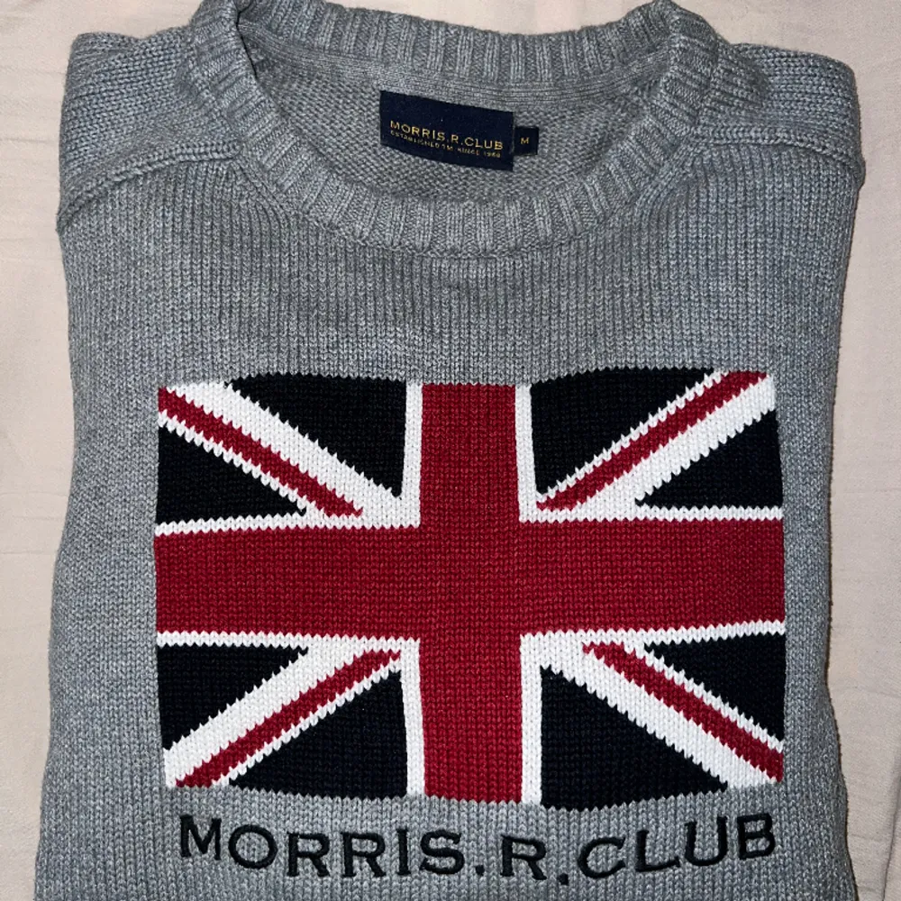 Säljer en Morris tröja som är i utmärkt skick. Köptes på NK för 1799 kr, säljs för 649 kr. Hör gärna av er vid frågor!. Hoodies.
