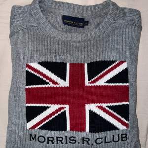 Säljer en Morris tröja som är i utmärkt skick. Köptes på NK för 1799 kr, säljs för 649 kr. Hör gärna av er vid frågor!